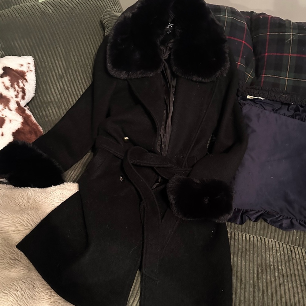 Elegant Black Double-Breasted Women's Coat with fur trim